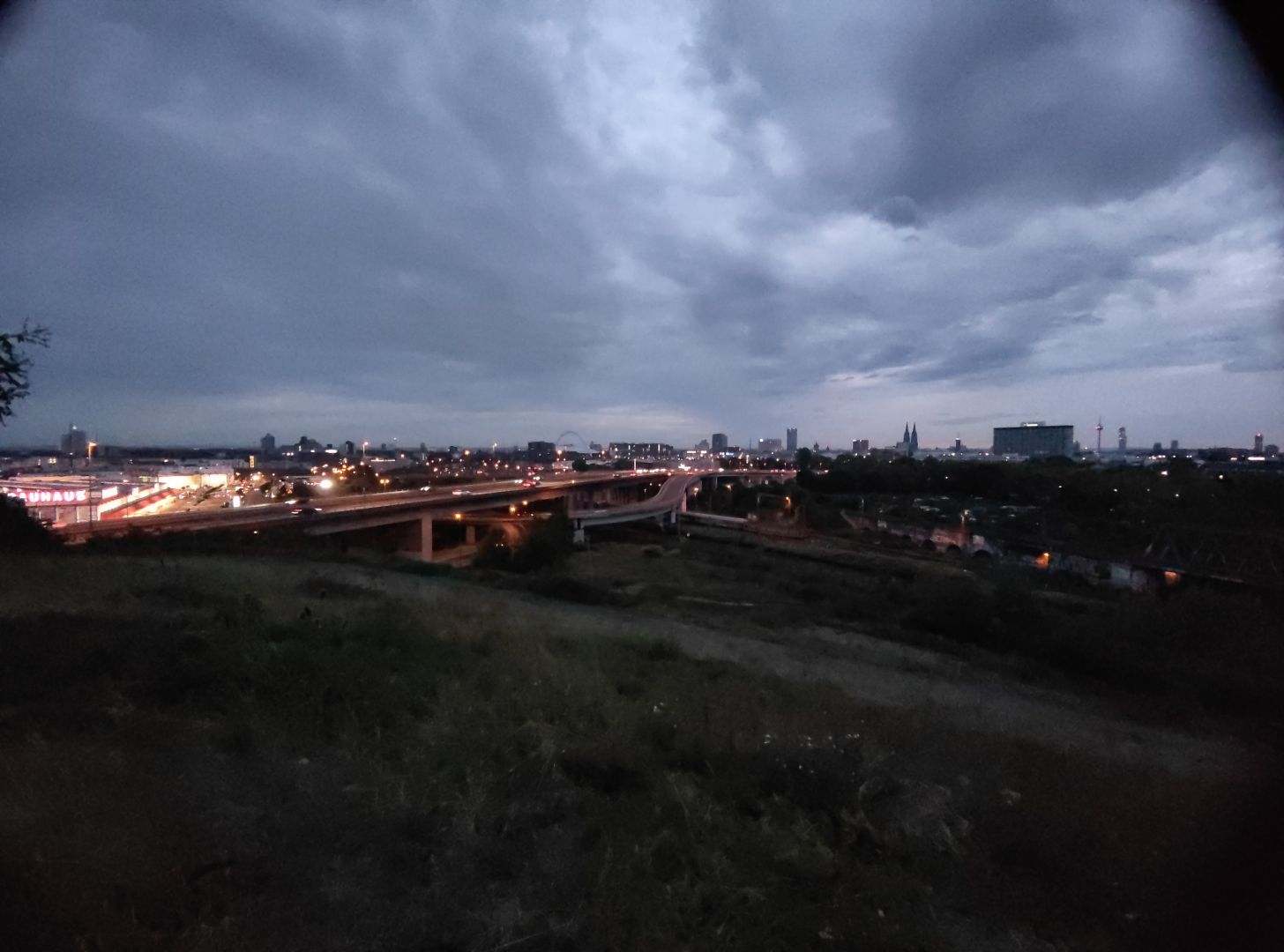 Blick auf Köln bei Dämmerung vom Kalkberg