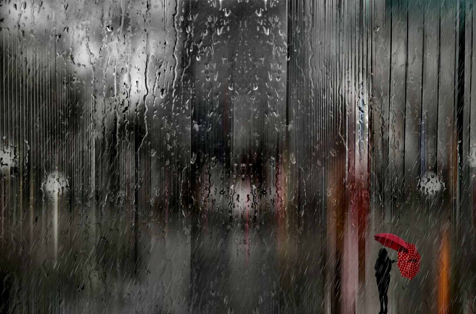 Es regnet in der Stadt. Eine Frau mit einem roten Regenschirm steht dort.