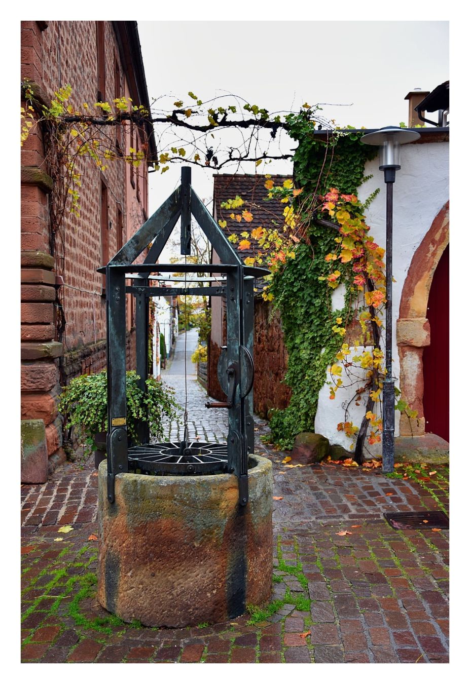 In einem kleinen Dorf. Ein schöner, alter Brunnen.